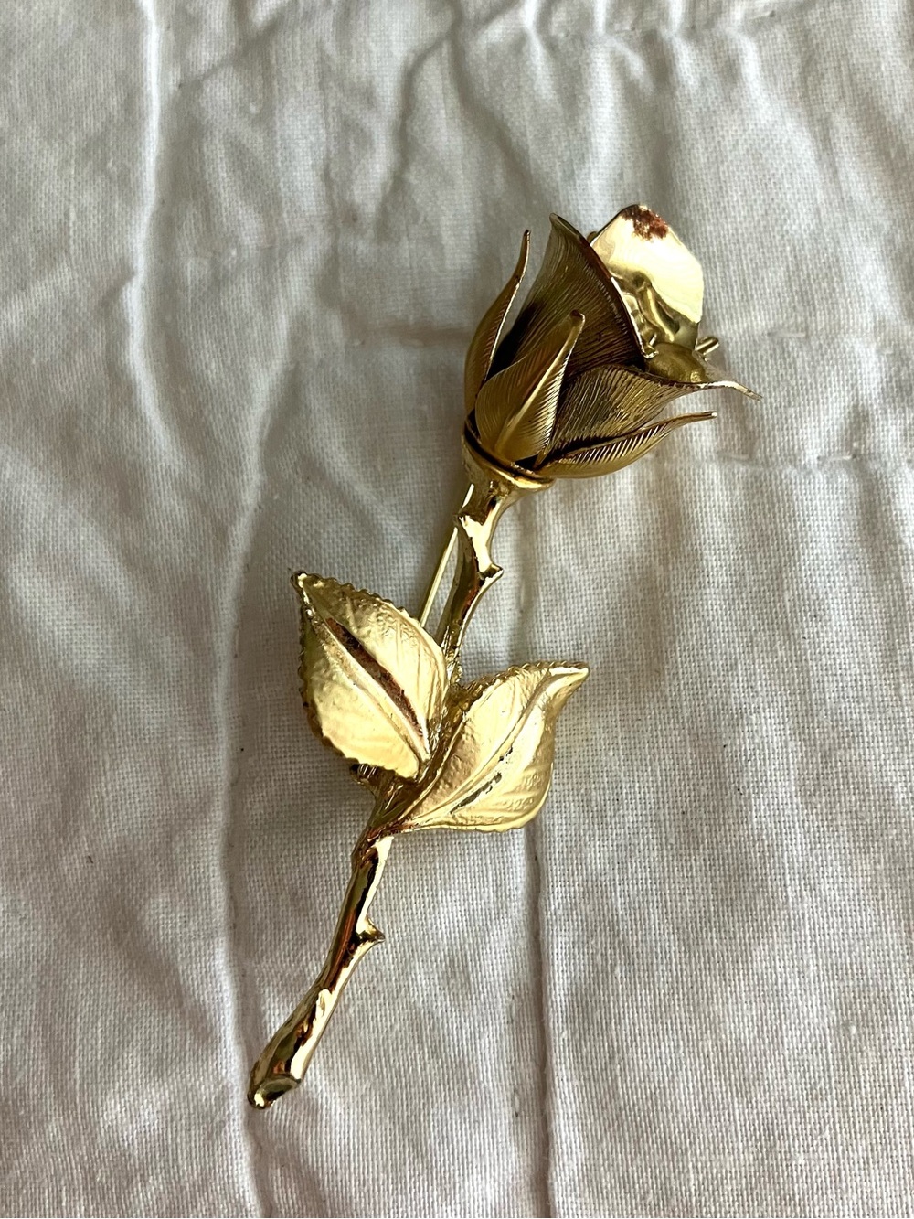 Vintage 1960s gold-tone rose classic brooch pin